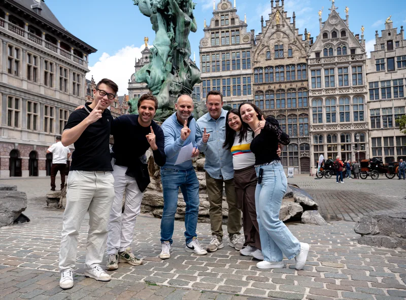 Grote corporate groep verzameld in Antwerpen voor de start van het Treasure Hunt briefing