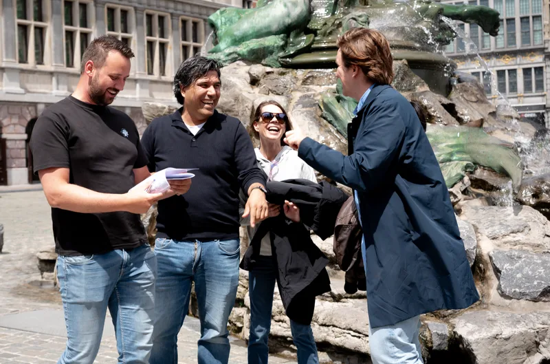 Team ontvangt hun missie van de Game Master op de Antwerpse Grote Markt