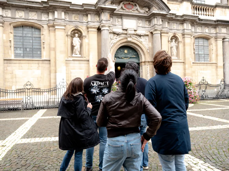 Team ontdekt de historische barokke architectuur van Antwerpen tijdens de Treasure Hunt