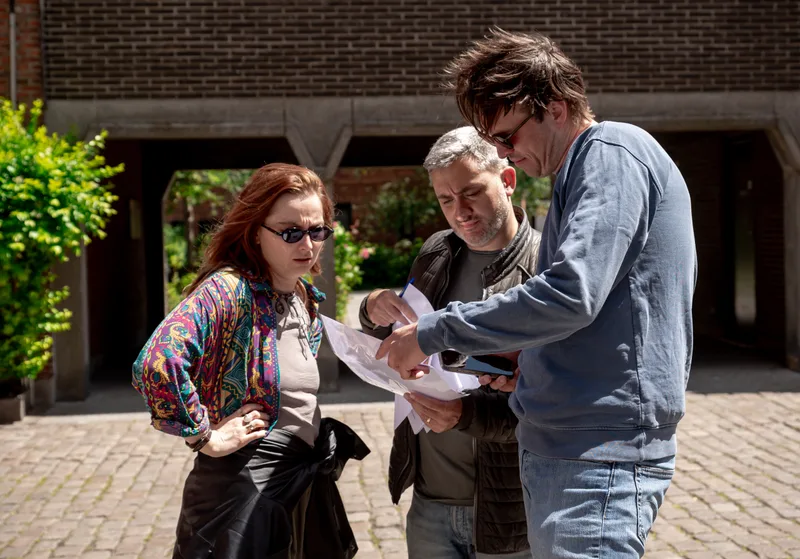 Team ontcijfert aanwijzingen tijdens de Antwerpse Treasure Hunt
