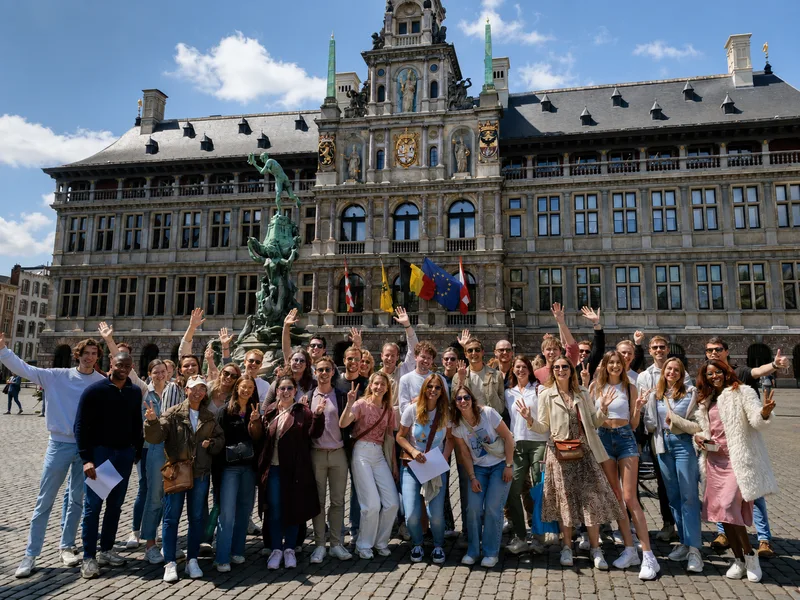 Groepsfoto van een team na de Treasure Hunt in Antwerpen