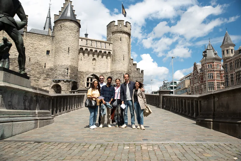 Team poseert voor het Steen in Antwerpen tijdens de Treasure Hunt