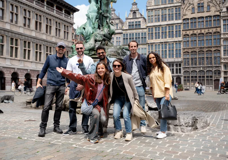Team poseert voor de Brabobron op de Antwerpse Grote Markt