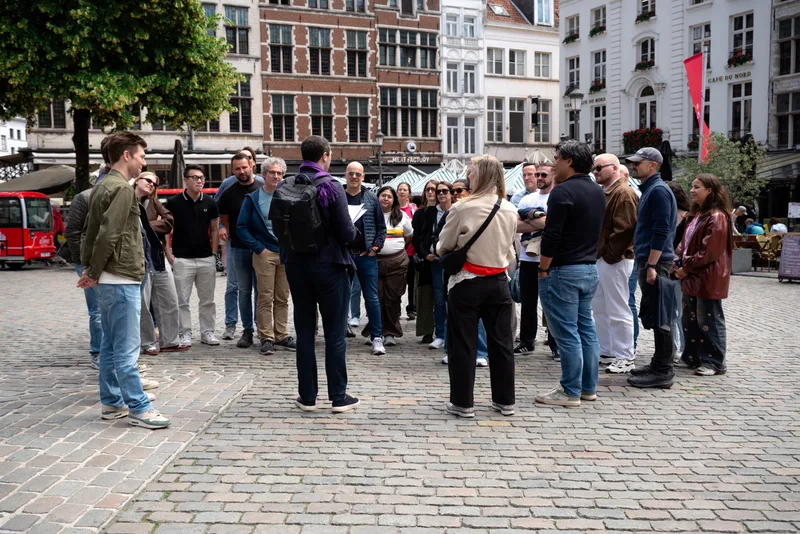 Game Master brieft een grote groep op een Antwerps plein voor de Treasure Hunt