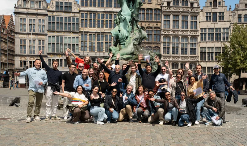 FBI-teamleden van Tony's Chocolonely op weg door Antwerpen tijdens de Treasure Hunt