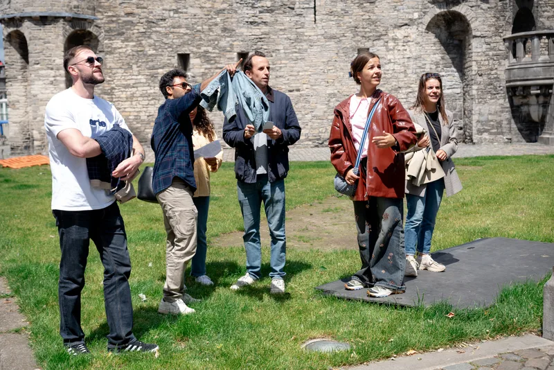 Tony's Chocolonely-team bezig met een waarden-activiteit tijdens de Treasure Hunt in Antwerpen