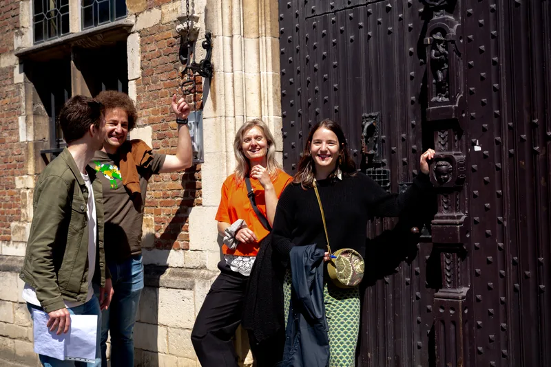 Het FBI-team van Tony's Chocolonely loopt door de historische binnenstad van Antwerpen