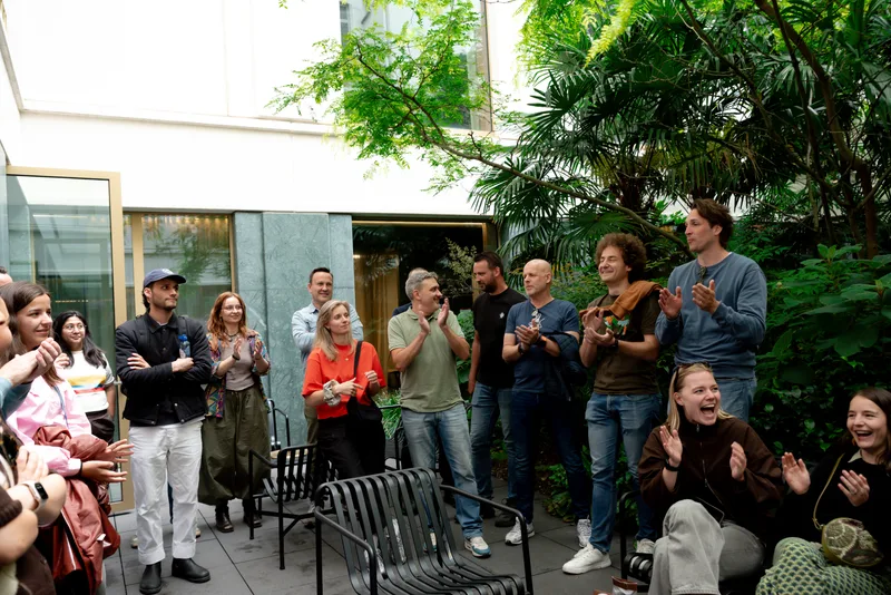 Lachende FBI-teamleden van Tony's Chocolonely na de Treasure Hunt in Antwerpen