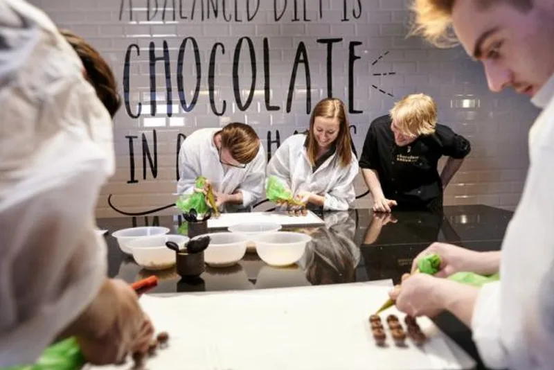 Bedrijfsgroep bij een pralinemaakworkshop in Chocolate Nation Antwerpen