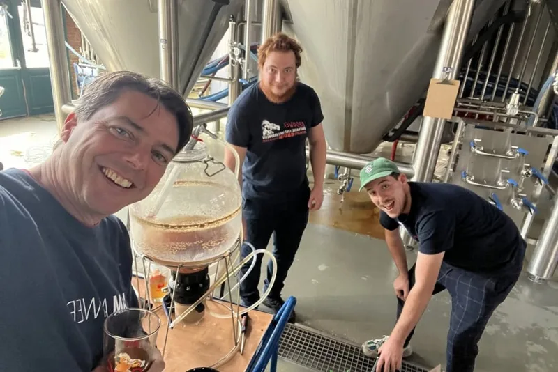 Team bij een rondleiding van de Antwerp Brewing Company met een begeleide Seefbier proeverij