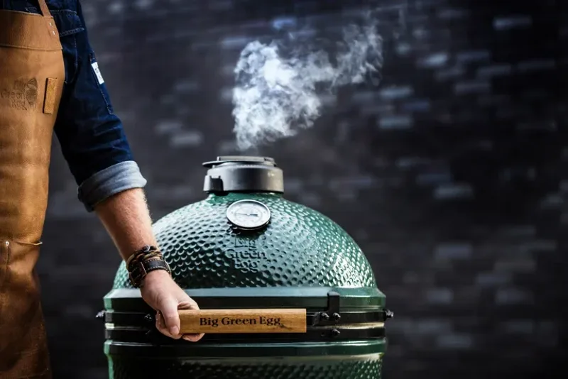 Bedrijfsgroep leert BBQ-technieken met een professionele grill master in Antwerpen